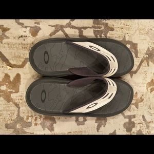 Men’s Oakley sandals, in good condition.